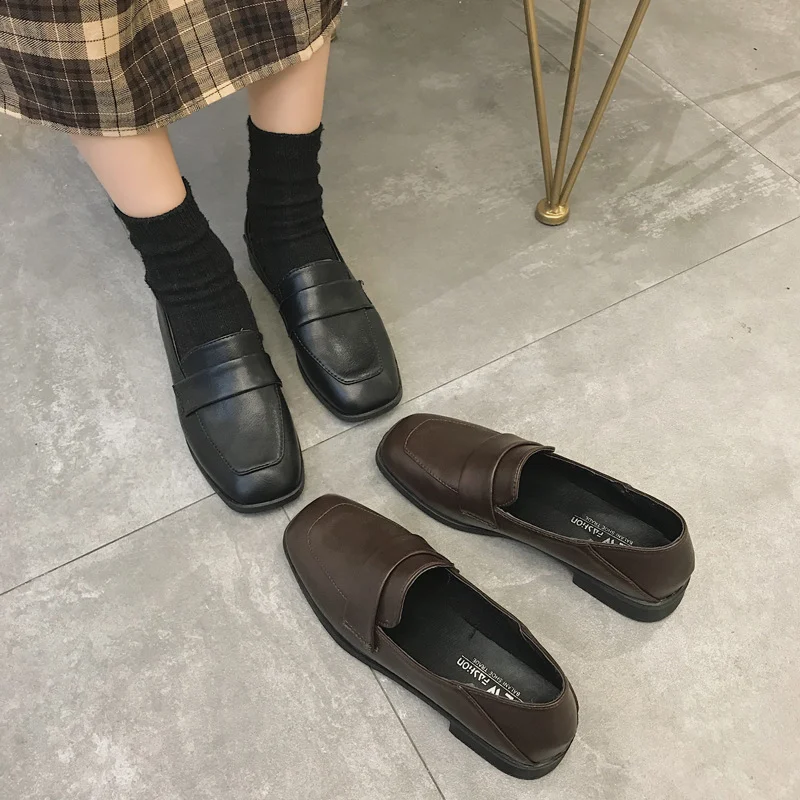 Mocassins retrô de couro macio com bico quadrado e salto médio grosso para elegância e conforto no dia a dia