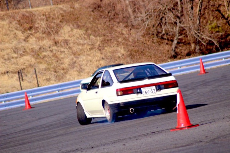 カローラレビンの新緑と愛車・ae86・ハチロクレビン・ハチロク・ハチマルヒーローに関するカスタム事例の投稿画像3枚目