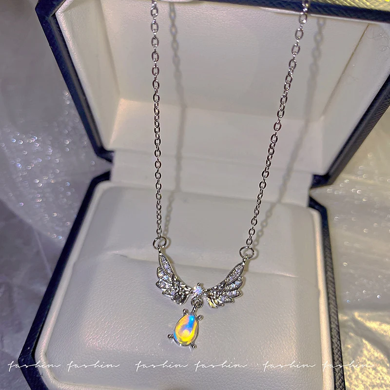 Collier en acier titane pour femme avec perles, accessoires. Élégant bijou féminin, parfait pour toutes les occasions. Sublimez votre style quotidien.