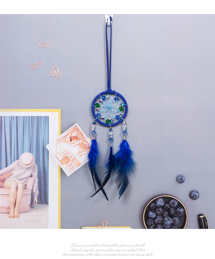 Creatieve blauwe dromenvanger in Indiase stijl, decoratie voor je huis. Zorgt voor een ontspannen sfeer en mooie dromen. Een echte blikvanger!