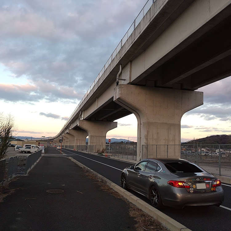 フーガの奈良県橿原市一町・京奈和自動車道高架橋をバックに・今度は反対側から・撮り方変わらないから代わり映え無し・和歌山県側は全線開通に関するカスタム事例の投稿画像5枚目