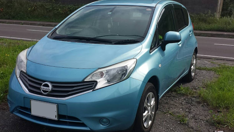 ノートのよろしくお願いします・乗っちゃえ日産・知識不足・水色は正義 笑に関するカスタム事例の投稿画像1枚目