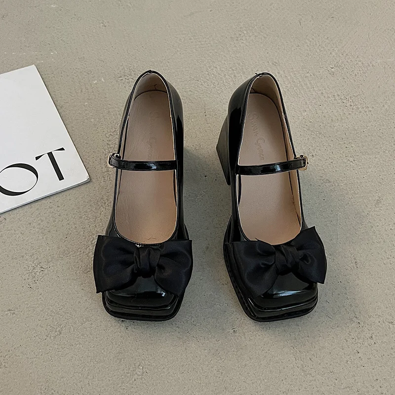 Talons compensés noirs tendance pour femmes. Élégance et confort assurés. Parfaits pour toutes les occasions. Commandez les vôtres !