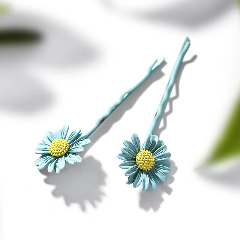 Fermaglio per capelli a margherita piccolo e dolce, elegante e semplice. L'accessorio perfetto per un'acconciatura incantevole e un look fresco e femminile.