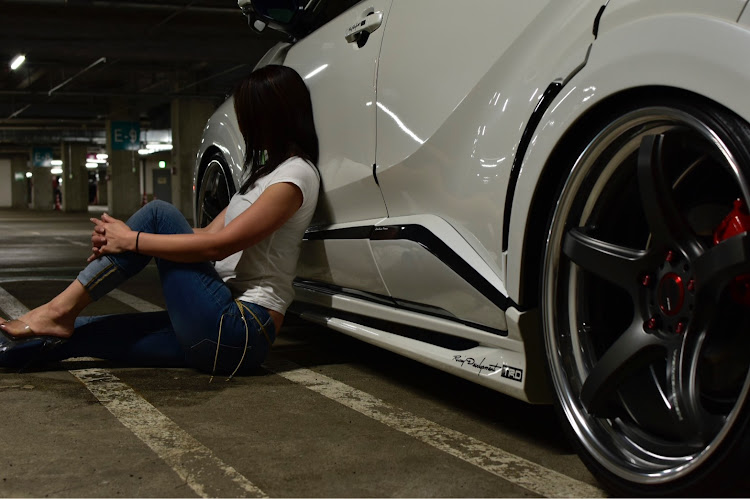 yukiさんが投稿したC-HR・TOYOTA C-HR・モデル・被写体・夜会に関するカスタム事例の投稿画像3枚目