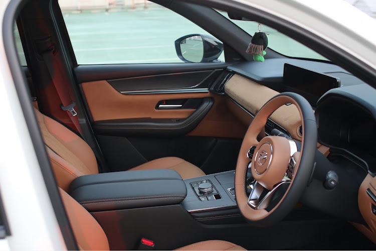 CX-60のCX-60・マツダ女子・MAZDA・夕日と愛車・コメント&フォロー大歓迎に関するカスタム事例の投稿画像2枚目