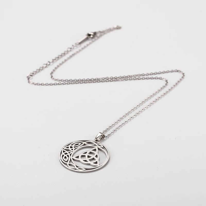 Calter Düğümlü Yuvarlak Ay Moda Kolye, şık ve modern bir aksesuar, her kıyafeti tamamlar, kadınlar için ideal, tarzınızı yansıtan zarif bir seçim.