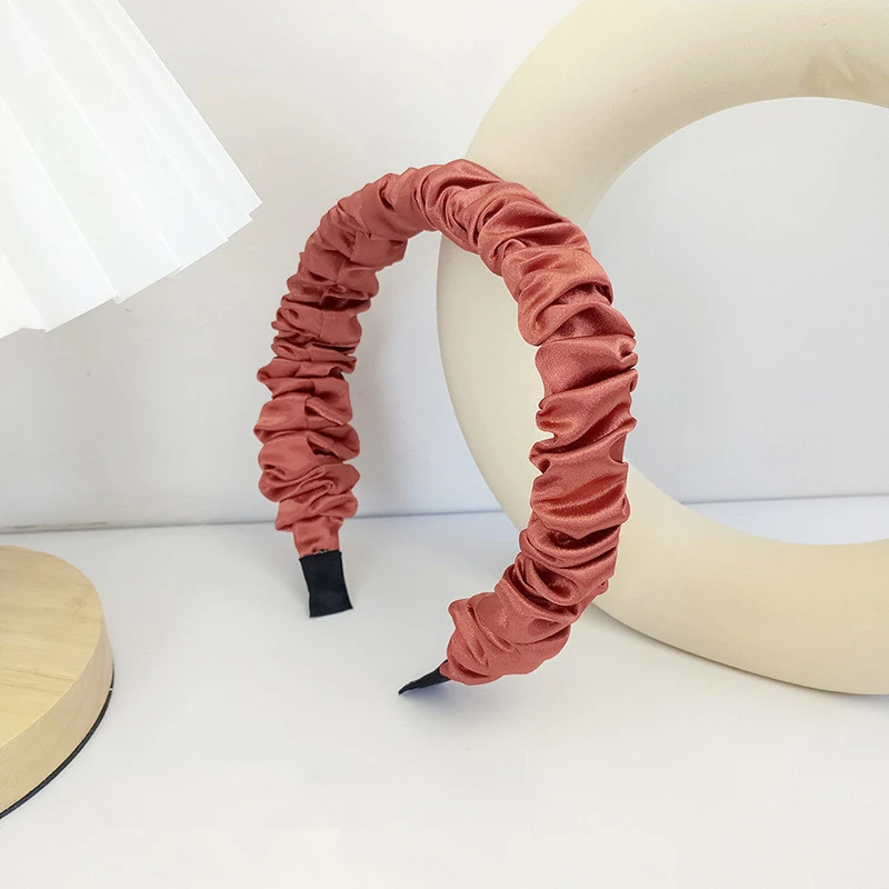 Französisches Retro Stoff Stirnband gefaltet für Mädchen. Vielseitig kombinierbar für einen bezaubernden, stilvollen Look.