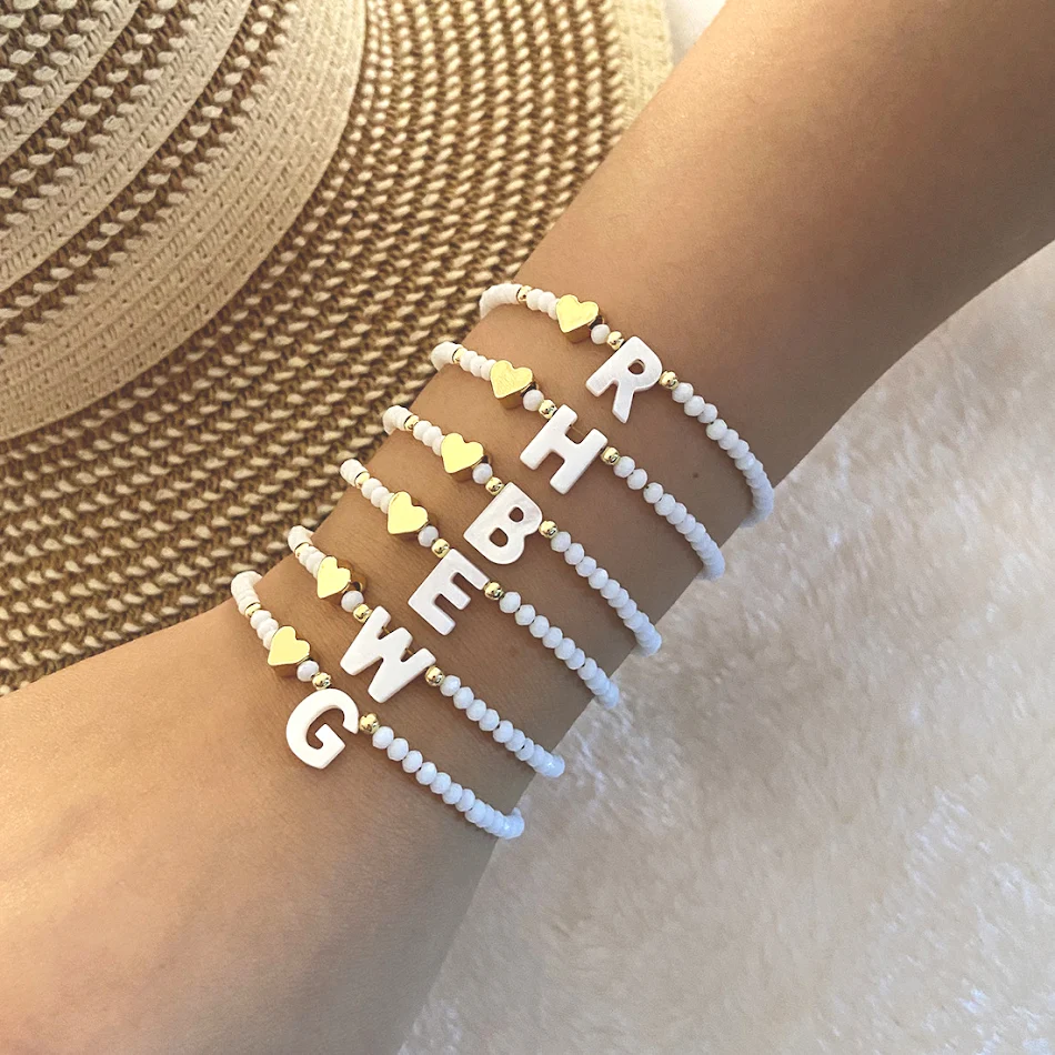 Damen Armband mit 26 Buchstaben, weiße Muschelkugeln, Metall-Liebesdesign, Schmuck, stilvolles Armband als Geschenk für Frauen