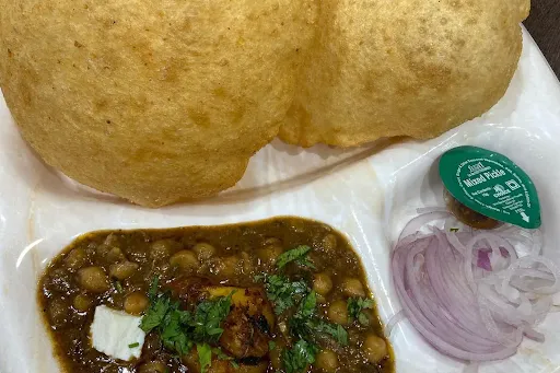 Special Chole Bhature Delhi Style [2 Bhature]