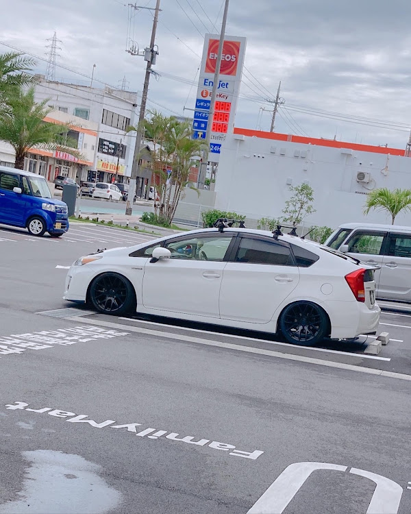 プリウスの#usdm#stance#ヘラフラ・低そうで低くない車・生存報告ってことで・人と被りたくないスタイル・#北米仕様に関するカスタム事例の投稿画像3枚目