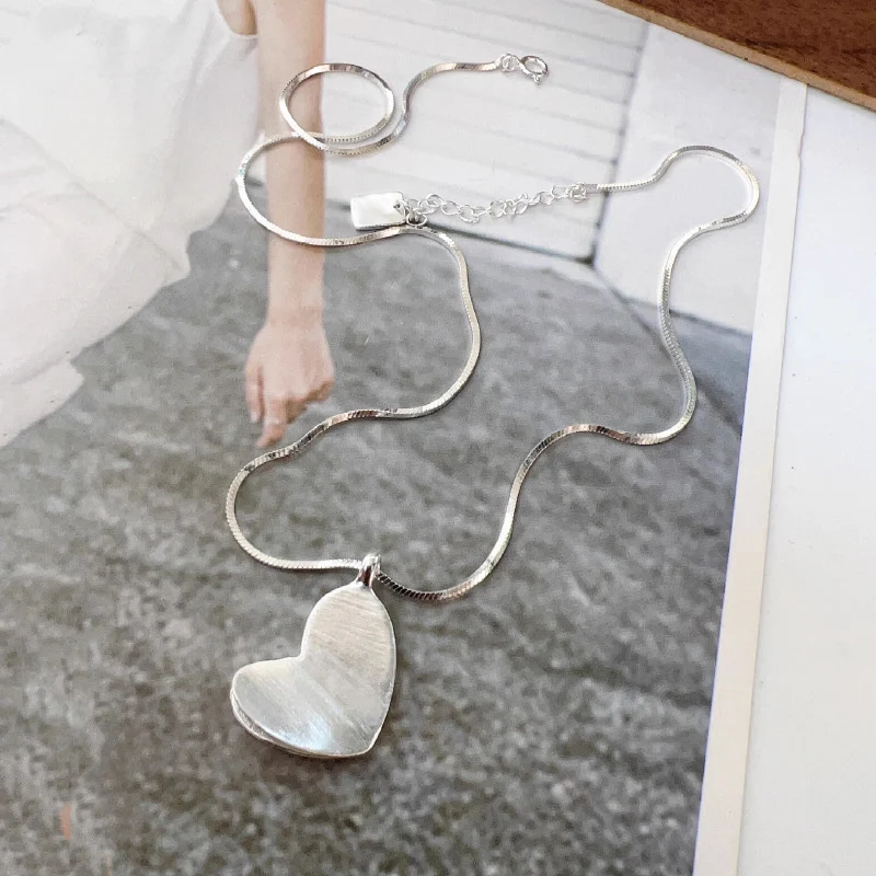 Frosted Love Hanger Ketting voor Dames Romantische sieraden voor vrouwen Elegant ontwerp Perfect cadeau Een blijk van liefde en genegenheid Duurzaam en stijlvol