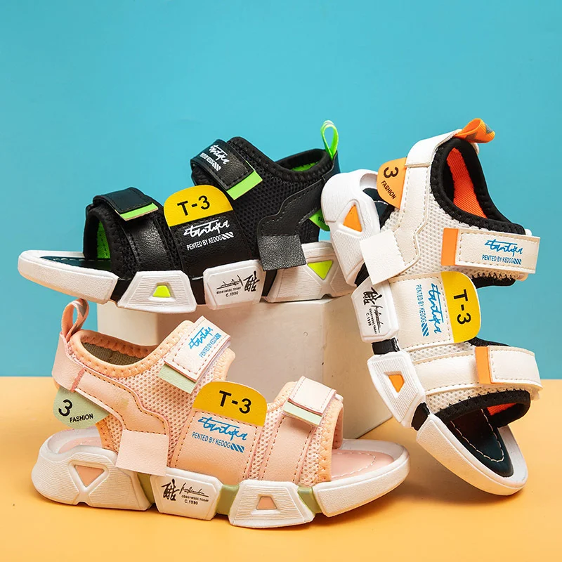 Grote kinderschoenen met zachte zool, antislip strandschoenen voor kleine jongens in de zomer. Veilig en comfortabel voor op het strand.