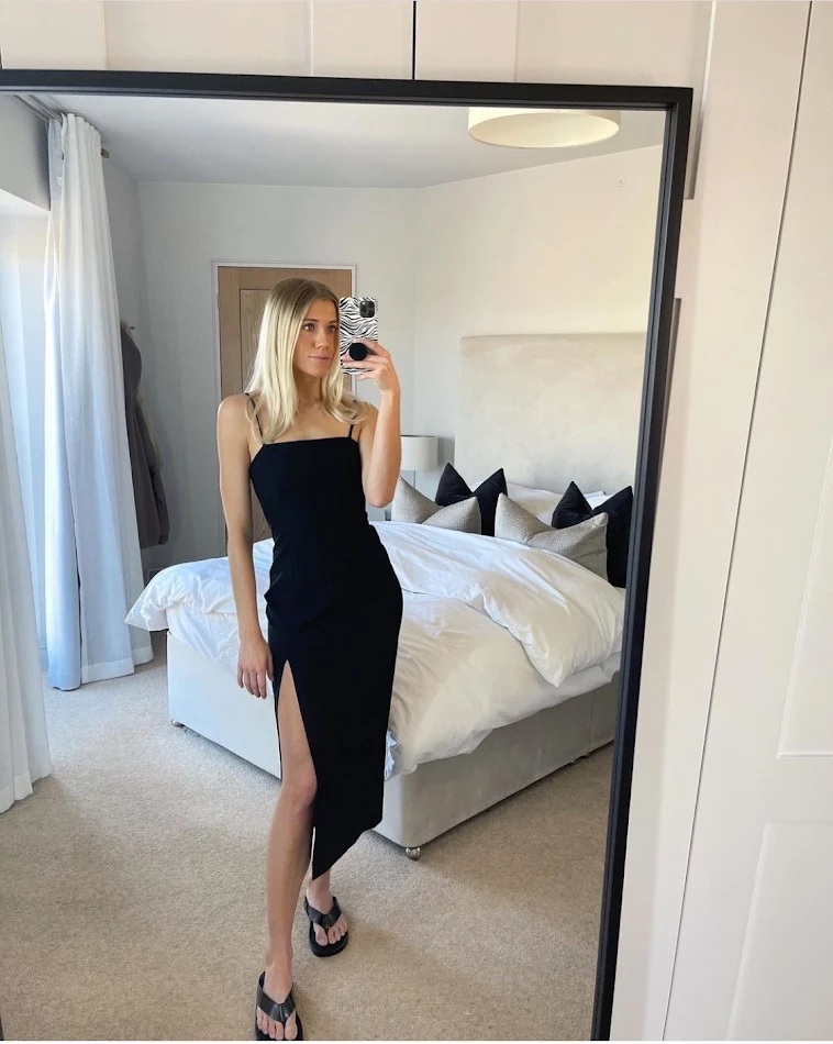 Figurbetontes schwarzes Slip-Midikleid, stilvoll und vielseitig. Perfekt für einen eleganten Auftritt und hohen Tragekomfort.