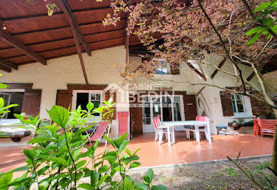 Maison avec piscine et terrasse 4