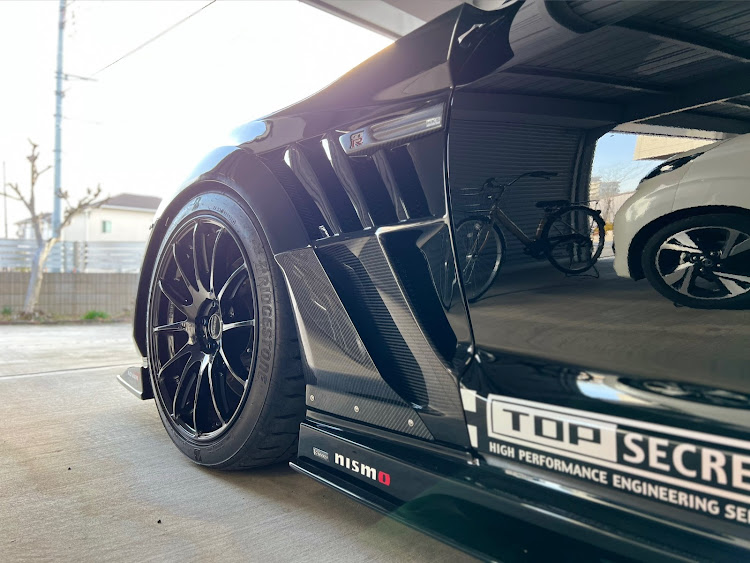 NISSAN GT-Rのフロントフェンダーで魅せろ！・日産の日・2月もよろしくお願いします・R35・ホイールナット交換に関するカスタム事例の投稿画像1枚目
