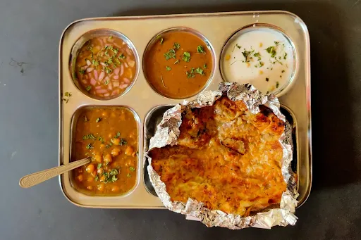 Chur Chur Pyaz Kulcha With Chole And Pyaz Ki Chutney