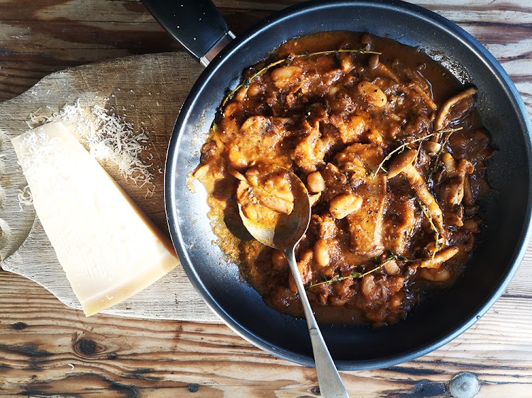 'n Bekostigbare en baie geurige vegetariese gereg vir Maandae. Sit spek by as jy moet.