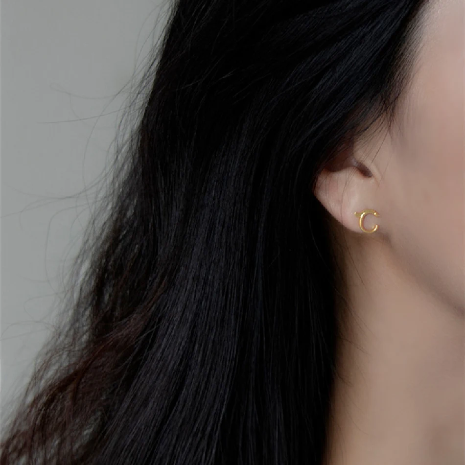 Retro eenvoudige lijn oorbellen van literatuur en kunst. Elegante en minimalistische oorbellen die je stijl aanvullen met een vintage touch.
