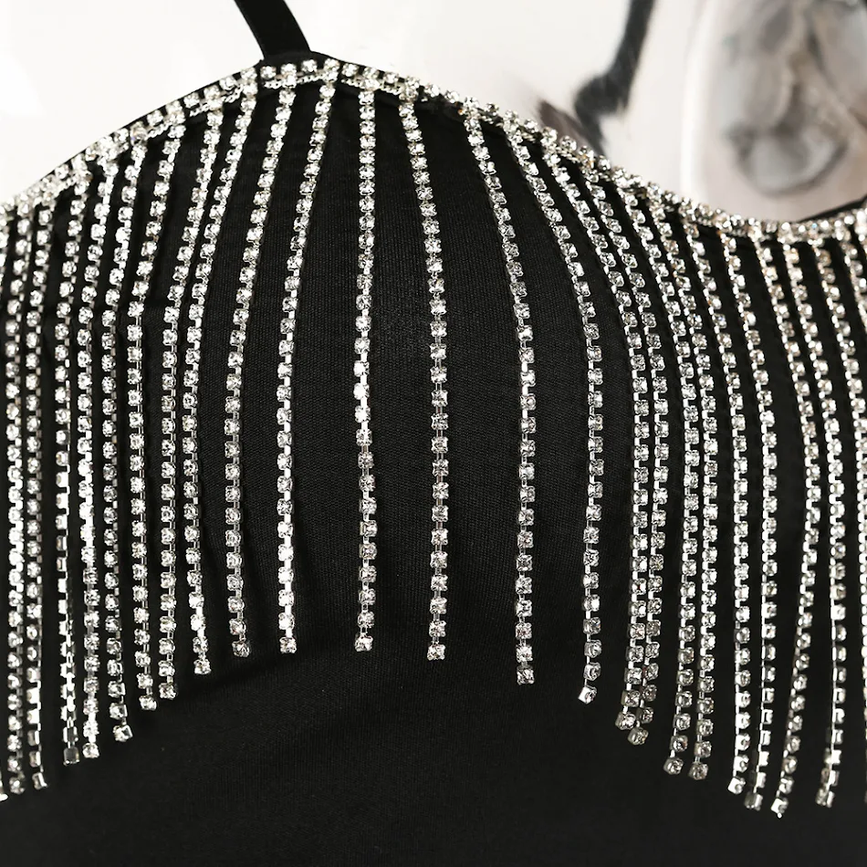 Vrouwen wikkelvest met heldere diamantjes en kwastjes, modieuze stijl om de borst te accentueren en een trendy en elegante uitstraling te geven.