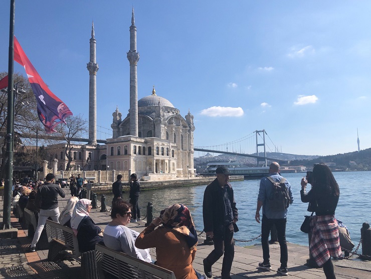 伝統的なトルコの餃子マントゥをイスタンブールの景勝地オルタキョイ「マントゥ・エヴィ」で味わう