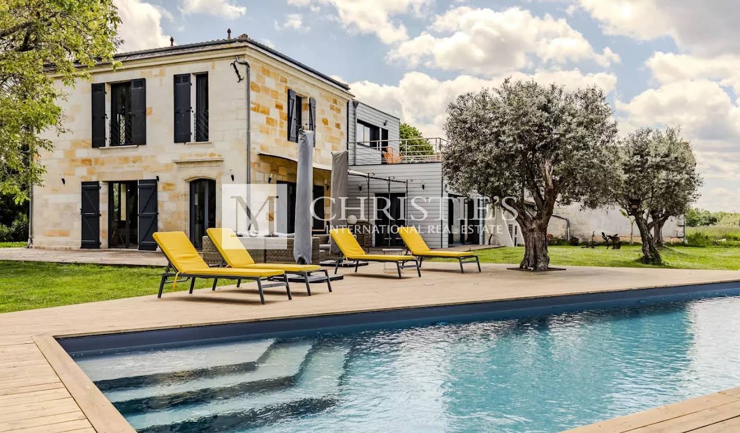 Property with pool and garden Bordeaux