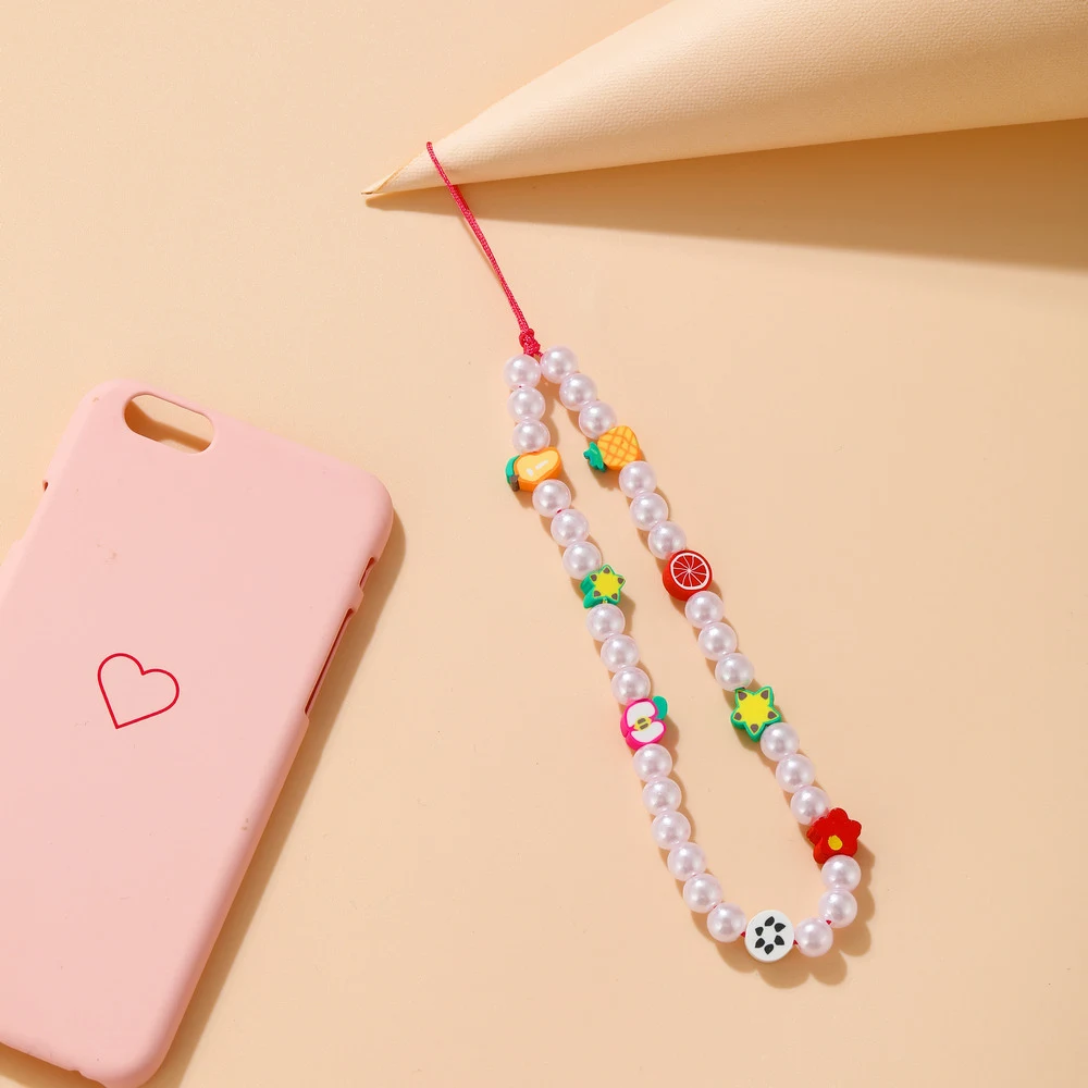 Corrente de telefone Boho com contas de argila polimérica, pérolas e vidro arco-íris. Acessório charmoso e colorido.