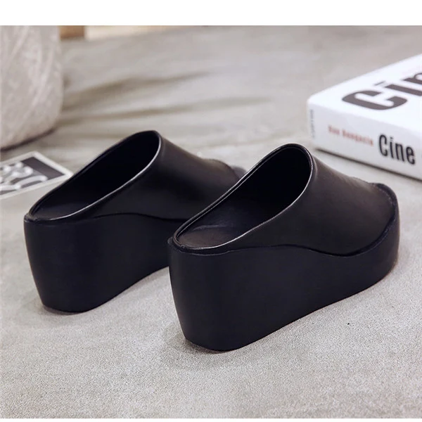Sandali con zeppa e pantofole da donna, per un look estivo comodo ed elegante. Scopri la nostra collezione, perfetti per ogni occasione.