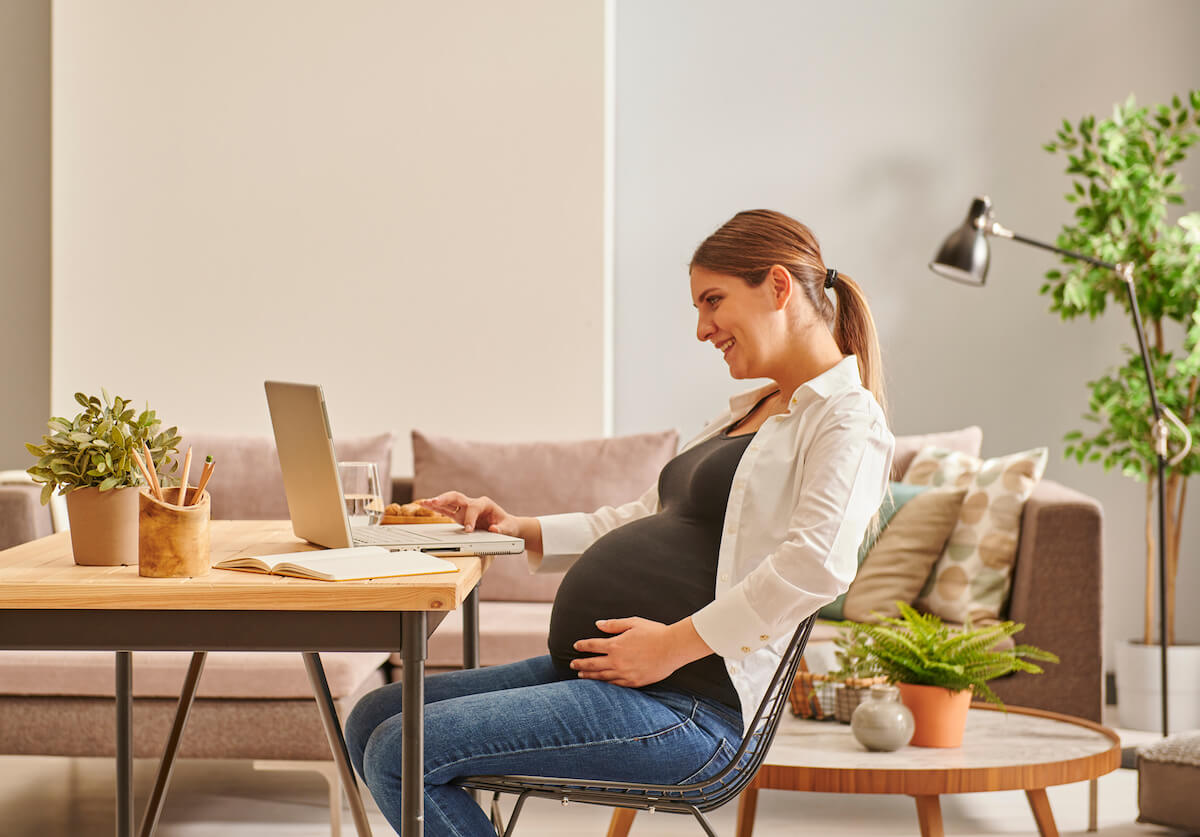 FMLA Georgia: pregnant woman using a laptop