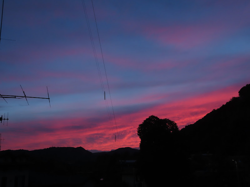 Tramonto Very Peri dalla finestra di casa di Cesare Cattaneo