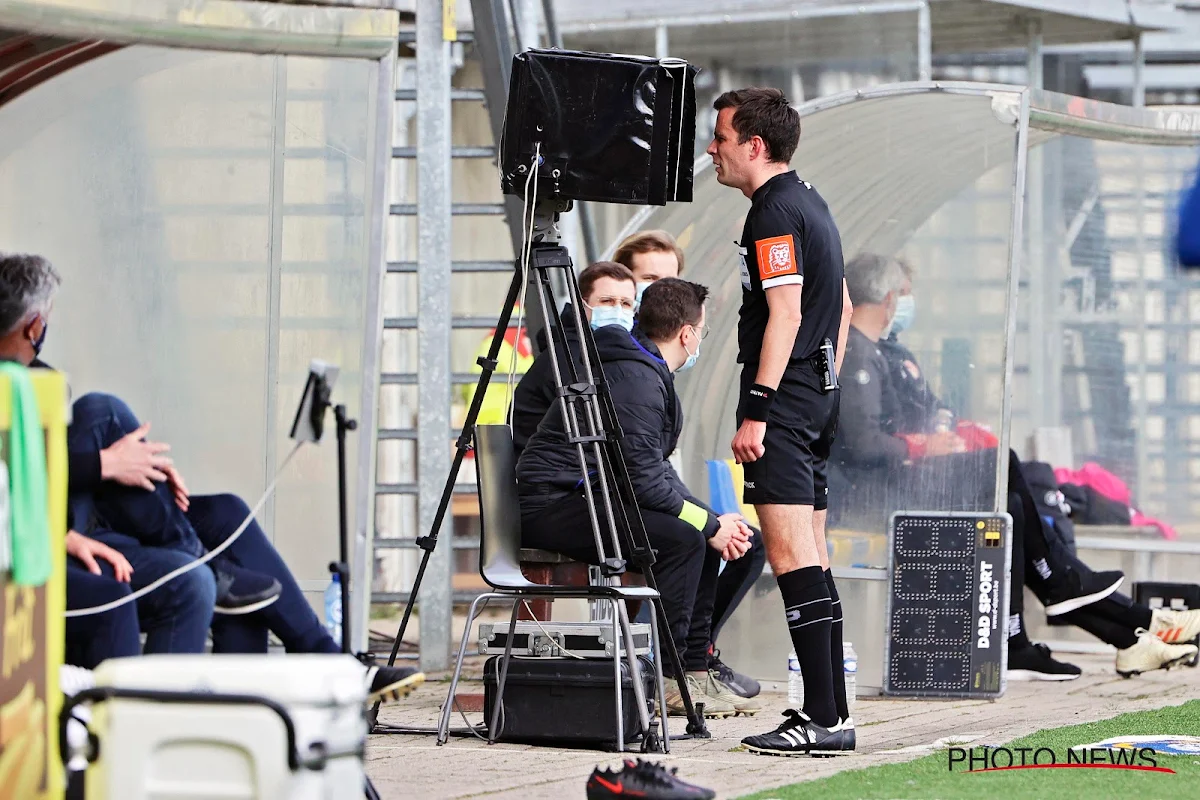 Na het zoveelste debacle: heeft de VAR nog een toekomst in het voetbal?