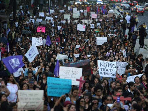 Activists take part in a march to protest violence against women and the murder of a 16-year-old girl in a coastal town of Argentina last week, at Reforma avenue in Mexico City, Mexico, October 19, 2016. /REUTERS