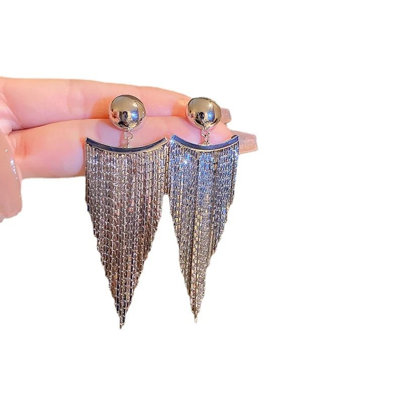 Lange, overdreven oorbellen voor vrouwen — Klein niche design voor een opvallende en elegante look die je stijl accentueert.