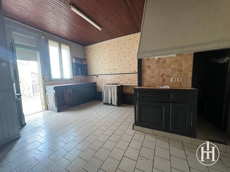 Vente maison 7 pièces 173 m² à Ainay-le-Château (03360), 55 000 €