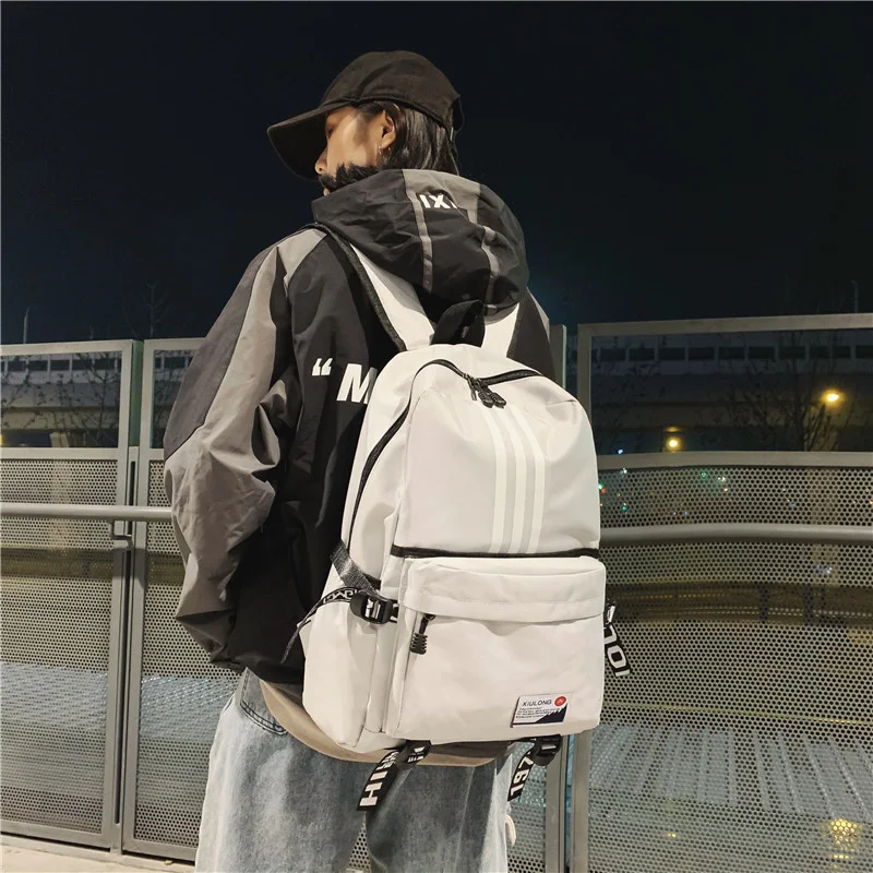Sac à dos en tissu Oxford, imperméable et résistant. Parfait pour les déplacements quotidiens, le travail ou les études. Confortable et spacieux.
