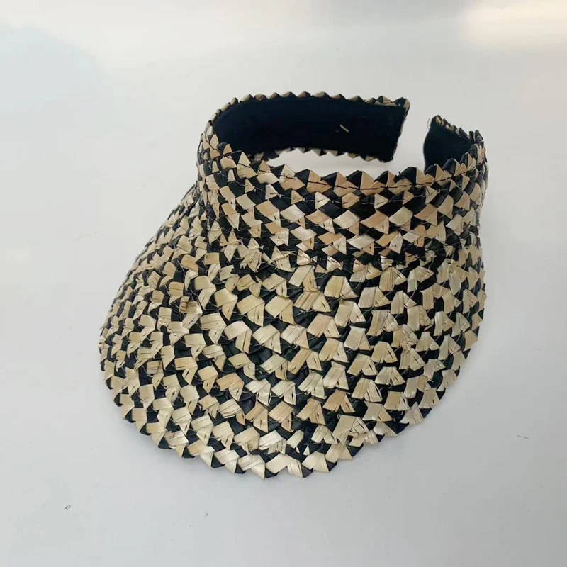 Chapeau de plage femme avec protection solaire, top-less. Bronzage parfait sans marques, profitez du soleil en toute sécurité et avec style.