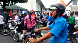 Người mặc áo xanh này, cũng là một nhân vật bí ẩn, hô hào vào thôi thúc người ta tiến vào vây các công ty