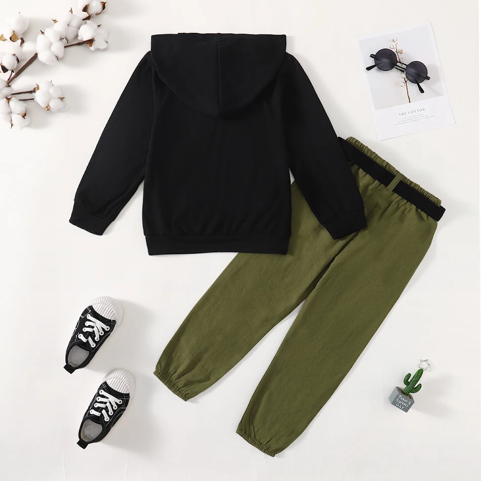 Ensemble deux pièces garçon, haut à manches longues imprimé et pantalon de couleur unie, parfait pour jouer et rester confortable toute la journée.