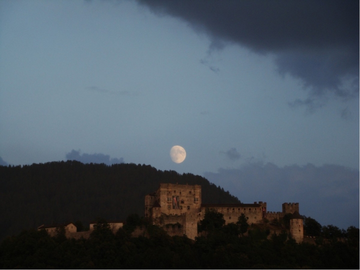 La luna sul castello di L1bra