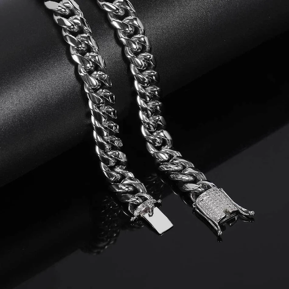 Collier chaîne cubaine à maillons ronds et boucles Diamante en acier inoxydable, pour un style encrypté et une allure élégante.