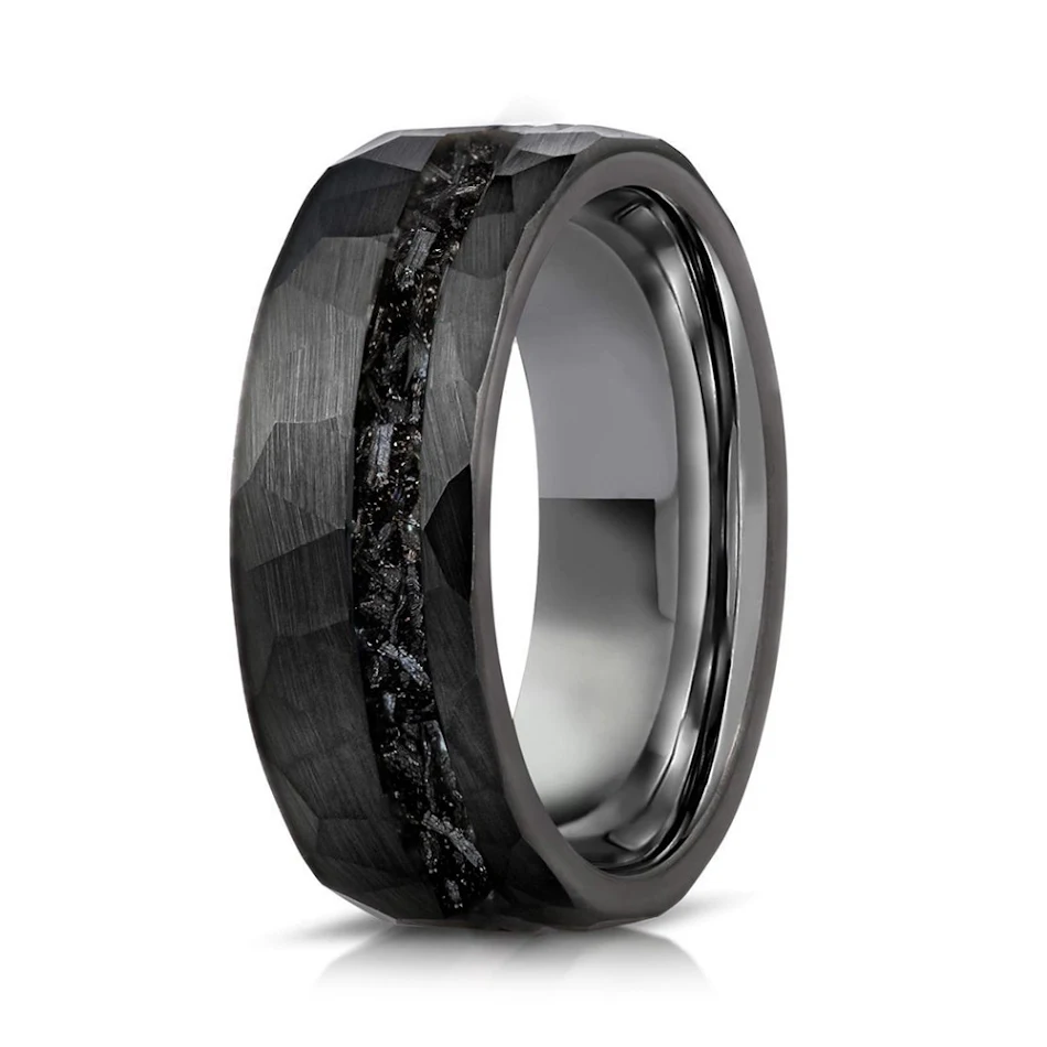 Anillo negro eléctrico de acero de tungsteno de 8mm con diseño martillado y meteoritos triturados, duradero y elegante.