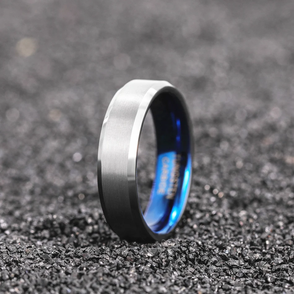 Anel de tungstênio prateado casual para homens e mulheres. Resistente, elegante e perfeito para o uso diário. Adquira o seu agora e arrase.