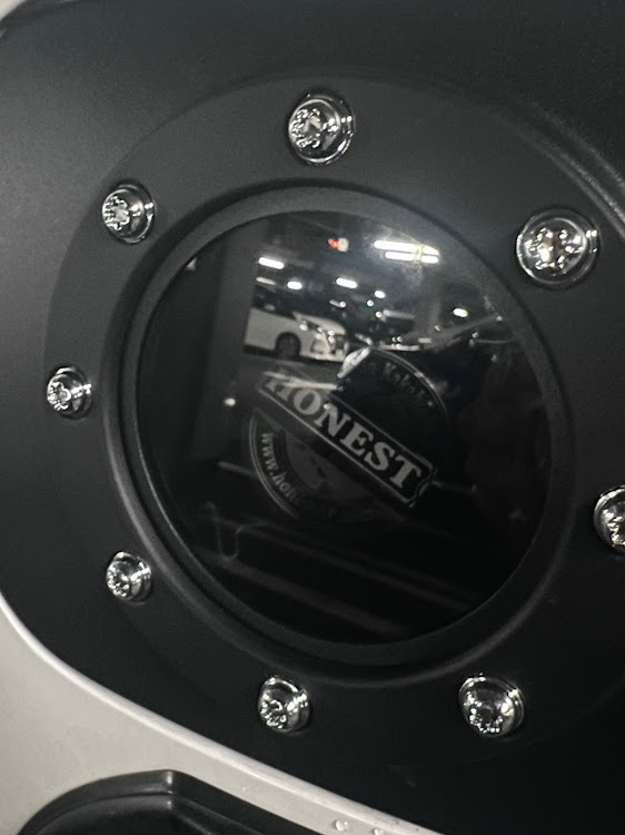 ハイラックスのハイラックス・ハイラックスGUN125・ブラックラリーエディション・フューエルリッドカバー・HONESTに関するカスタム事例の投稿画像3枚目