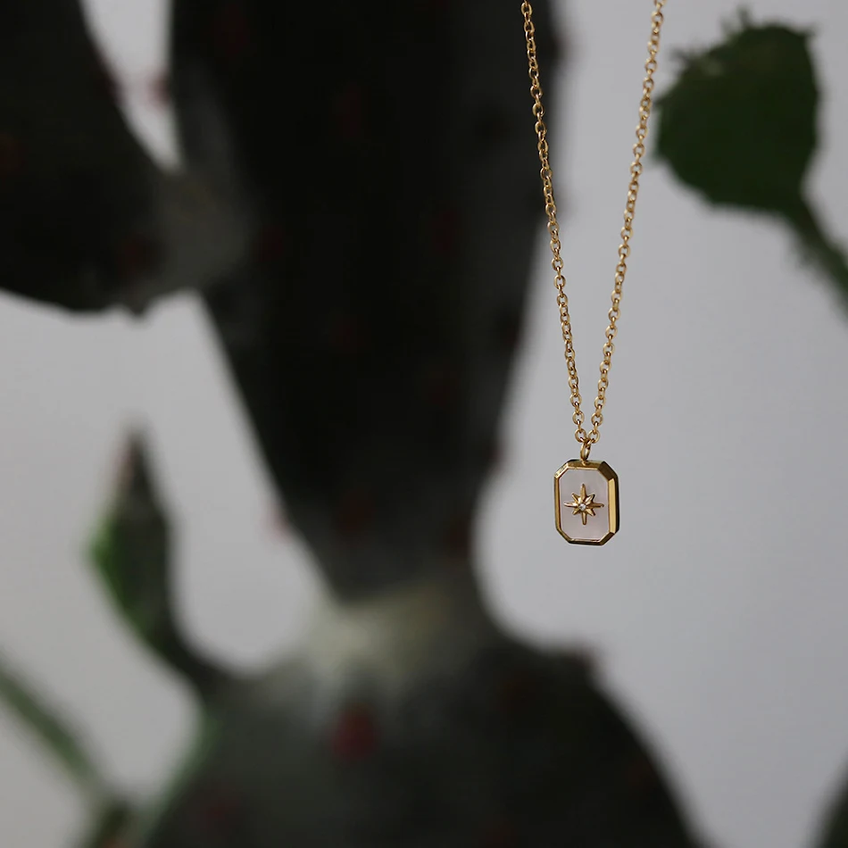 Franse geometrische ketting met acht-puntige ster witte schelp, elegant geometrisch ontwerp, ideaal voor een stijlvolle uitstraling.