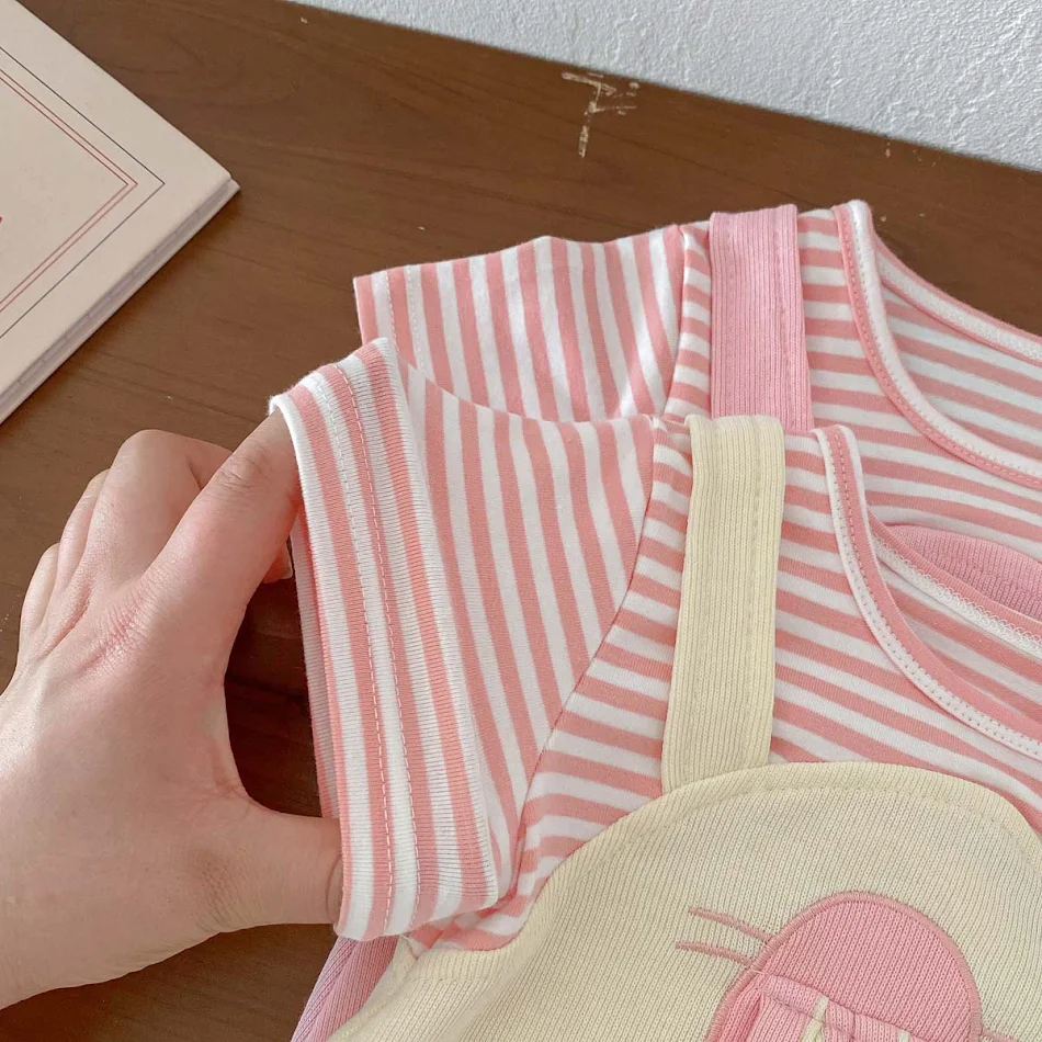 Baby jumpsuit nep tweedelig, romper met twee-delig design, ideaal voor comfort en stijl, gemakkelijk aan te trekken, perfect voor pasgeborenen.