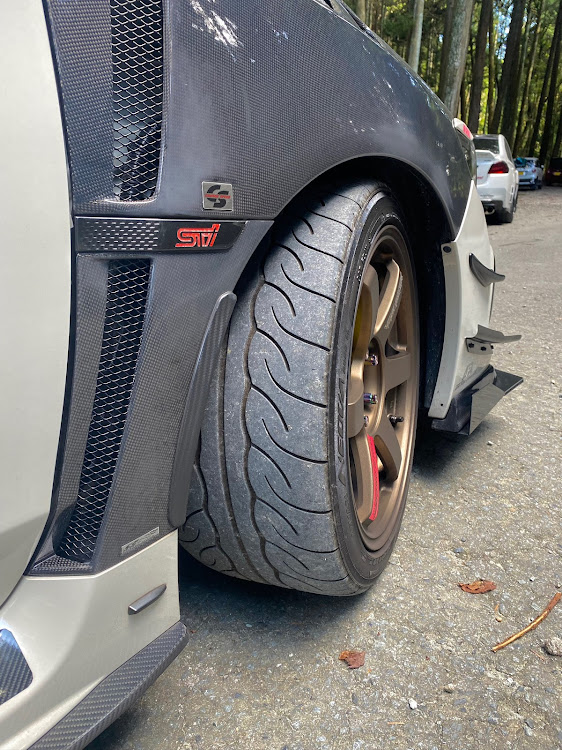 WRX STIのフロントフェンダーで魅せろ！・チャージスピード・シャチみたいなカラーリングに関するカスタム事例の投稿画像1枚目