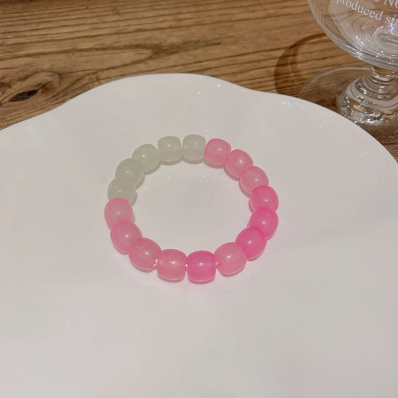 Pulseira de contas coloridas e fofas com pérolas, perfeita para adicionar um toque de charme e alegria ao seu visual diário.