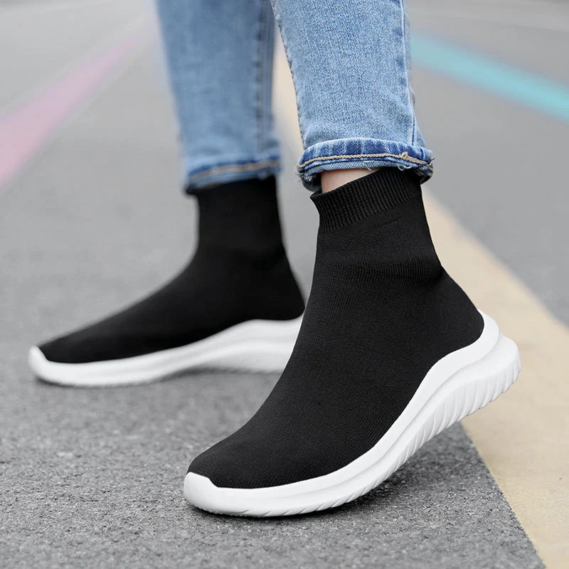 Vliegende geweven zwarte high-top damesschoenen met ronde, platte, witte zool. Comfort en stijl in één.