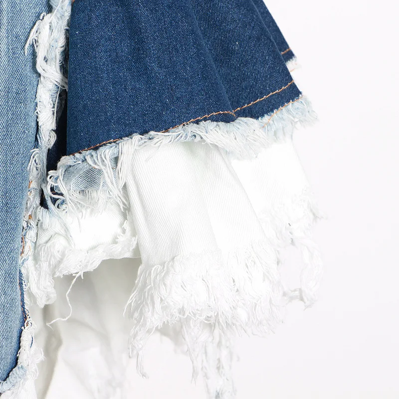 Title 3, Denim Latzkleid mit rohem Saum und Vintage-Farb...