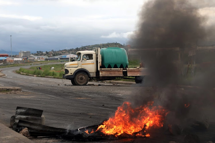 FILE IMAGE: (20 January 2020) The community of Phuthaditjhaba barricaded the road with rocks and burning tyres and vandalized a water truck in anger over the death of Mosa Mbele and not having water.